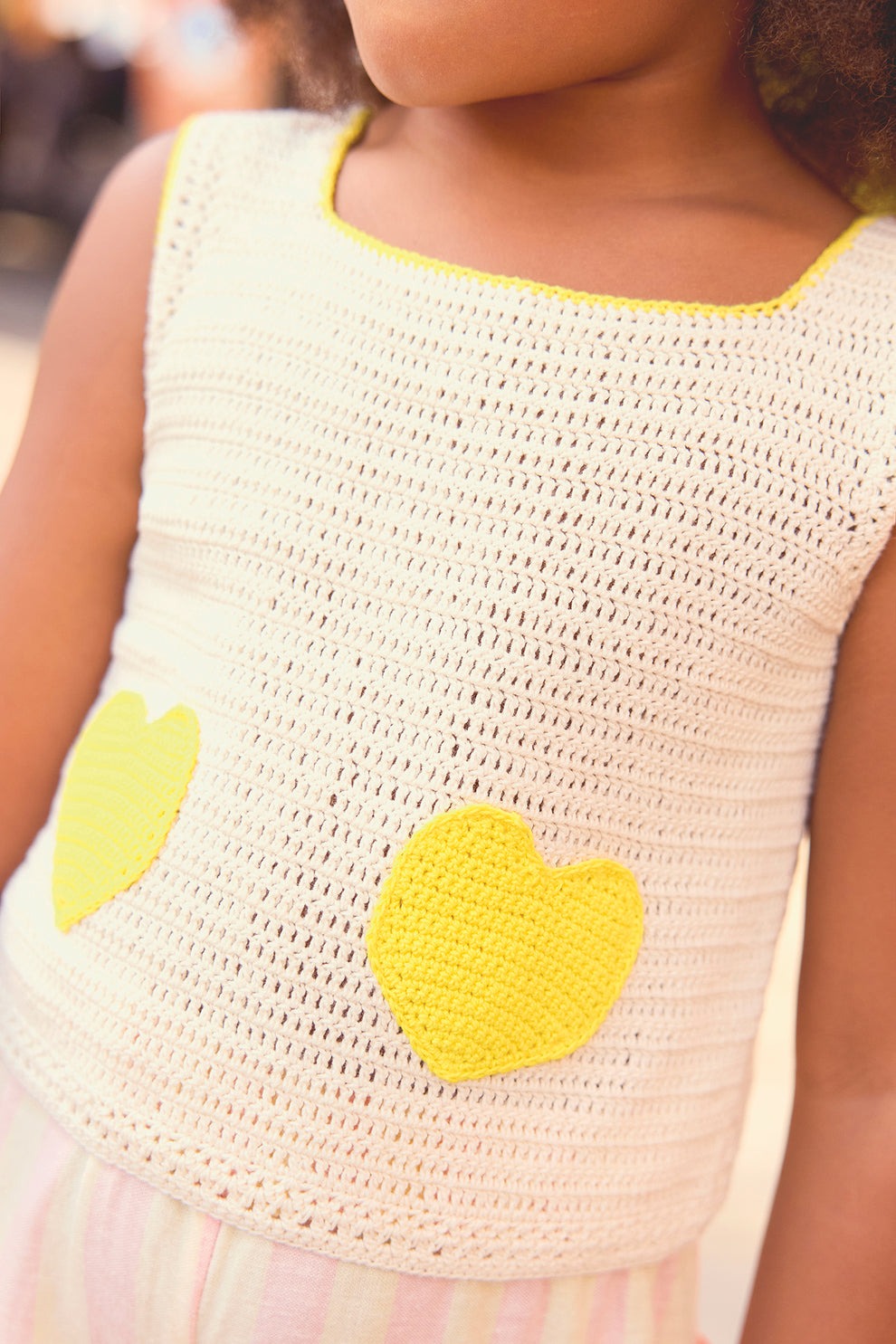 52A.BA18022-11025E # Children's Sleeveless Knitted Blouse Yellow Hearts